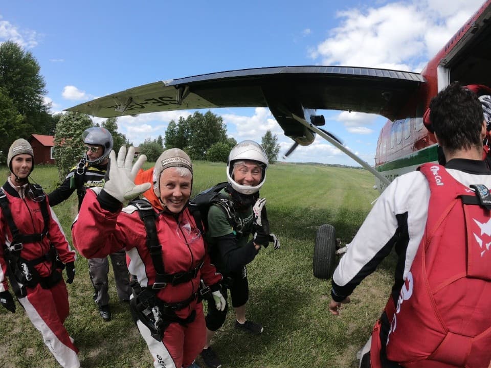 Gruppen på vei inn i flyet før fallskjermhopp