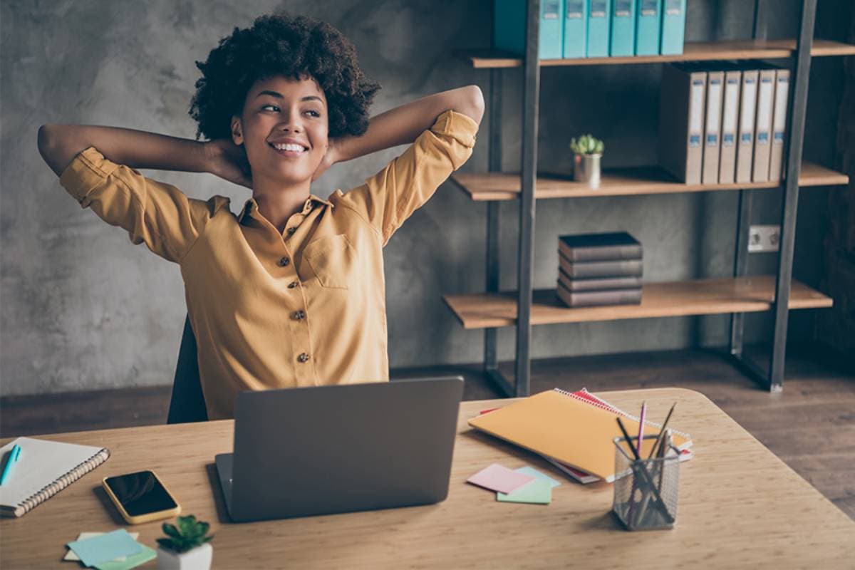 Nöjd människa vid dator