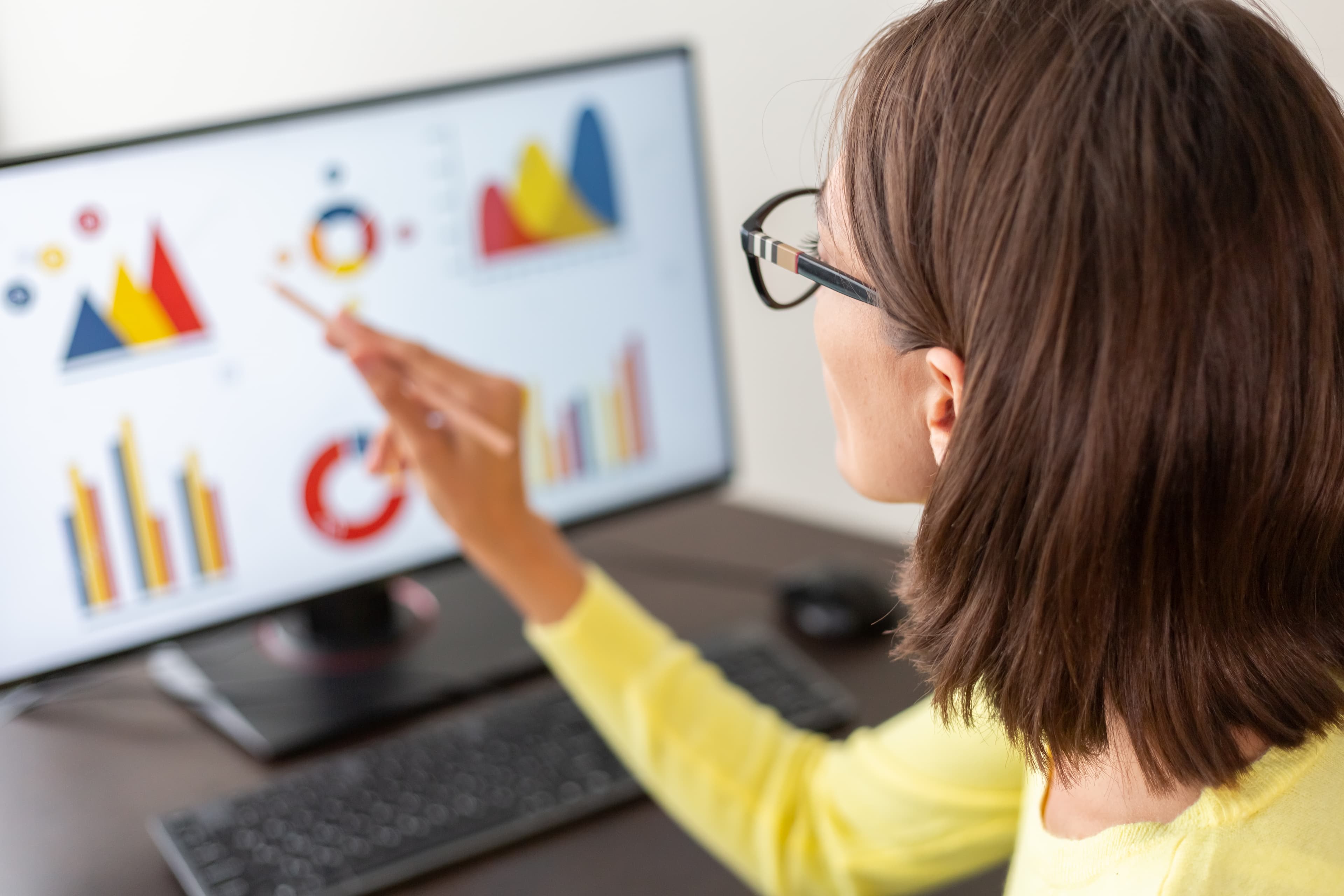 Kvinne jobber med datavisualisering