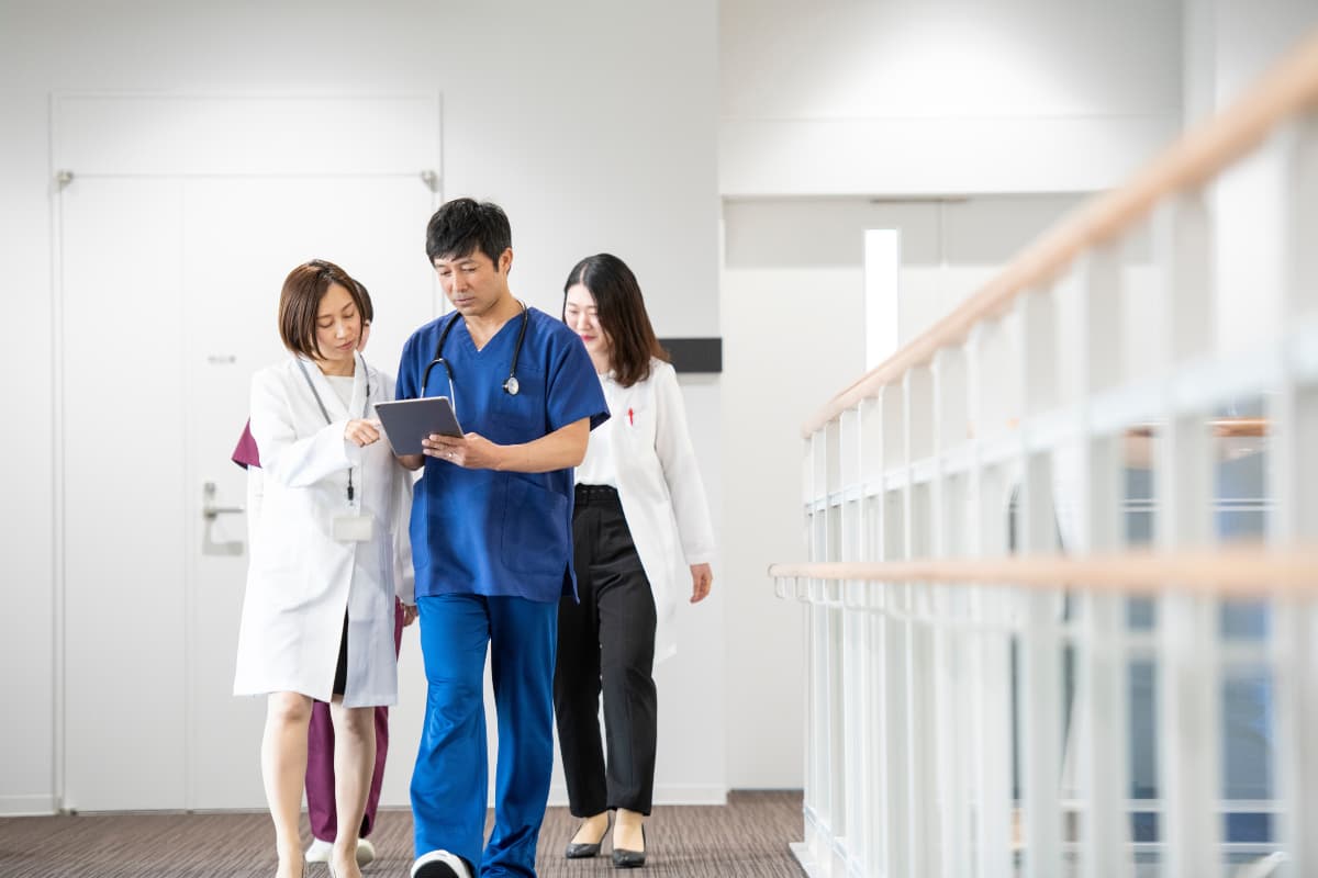 Sjukvårdspersonal i en korridor