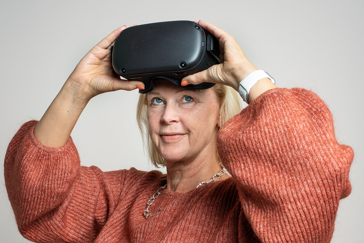 Talaren Anna Carlsson med VR-glasögon